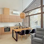 Spacious In A Good Location, Stunning Views * ルカ