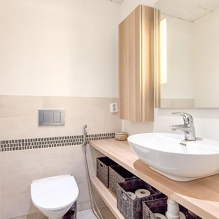 Spacious In A Good Location, Stunning Views Дом отдыха Рука